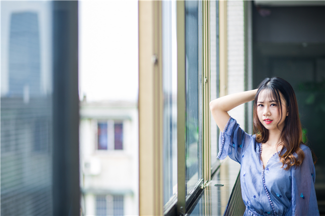 我的校花女友 结婚前夕嫌我穷爱上了中年老板