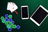 央视调查德州扑克App:近万人参赌 俱乐部月入数百万