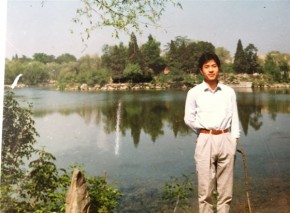 百度晒李彦宏30年前旧照：北大未名湖畔