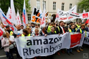 尴尬！贝索斯在德国获奖 遭近500名亚马逊员工抗议