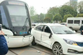 武汉有轨电车遭撞 列车上乘客和社会车辆司机均未受伤