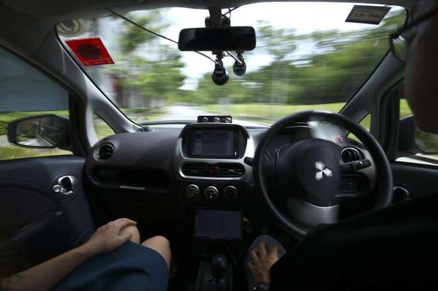 新加坡，一名驾驶员正在测试NuTonomy的一辆自驾驶汽车。这家公司在新加坡运营自驾驶出租车，最近开始在波士顿提供这项服务。