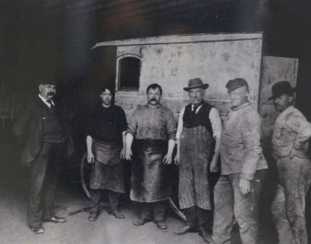 1902年，奥克兰的George V. Arth & Son汽车修理厂，站在最左边的便是创始人乔治·阿特。