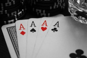 央视曝光赌博APP 手机扑克游戏成网络赌博平台