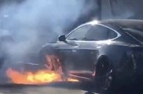洛杉矶一辆特斯拉Model S起火自燃：幸未伤人