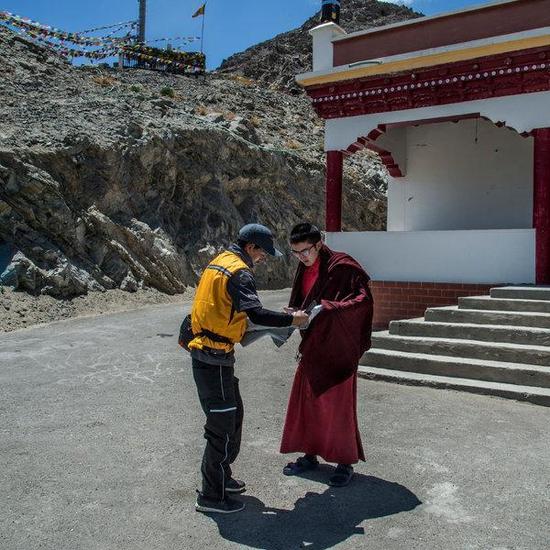 亚马逊把包裹送到了喜马拉雅山的偏远地区