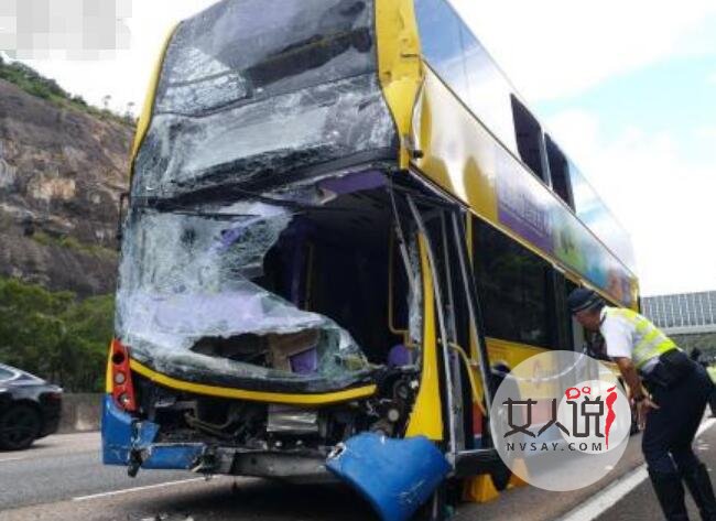  香港两巴士相撞 车祸现场很惨烈太可怕了