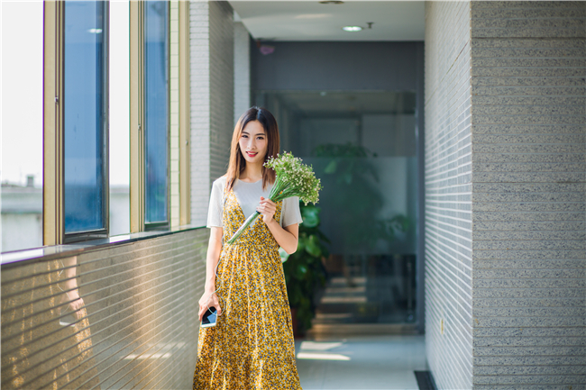 老婆是妖精女王 晚上我给的爱不够白天还要找前男友