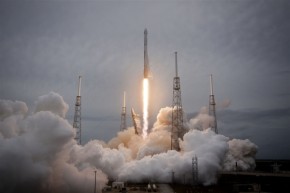 SpaceX签下全球首位绕月飞行私人乘客