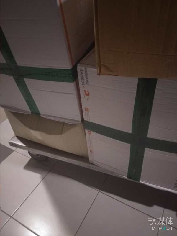 JD Central自营物流外包装出现了第三方物流标识