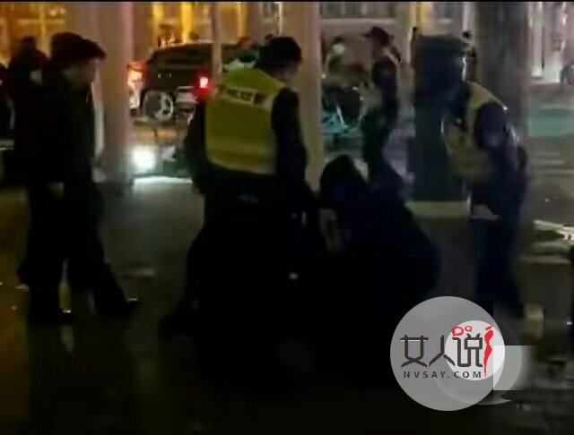 上海一男子戴头套持刀伤人 警察连开7枪擦伤路人